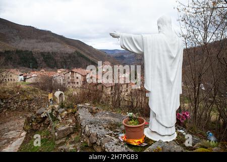 San Sebastian de Garabandal, Cantabria, Espagne - 20 janvier 2018 : San Sebastian de Garabandal est un centre de pèlerinages chrétiens.Quelques filles locales m Banque D'Images