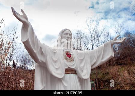 San Sebastian de Garabandal, Cantabria, Espagne - 20 janvier 2018 : San Sebastian de Garabandal est un centre de pèlerinages chrétiens.Quelques filles locales m Banque D'Images