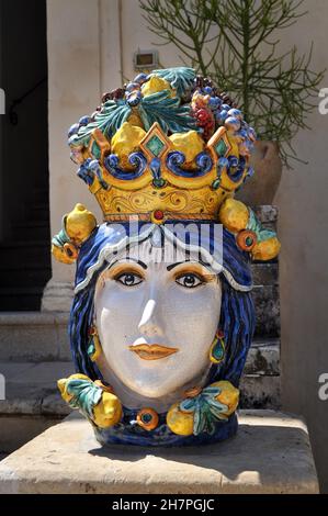 Caltagirone, Catane, Sicile, Italie - céramique typique de Caltagirone représentant la tête d'une femme. Banque D'Images