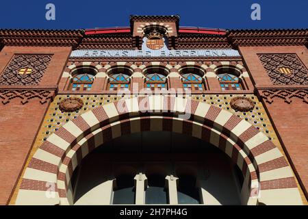 BARCELONE, ESPAGNE - 8 OCTOBRE 2021 : immeuble Arenas de Barcelona en Espagne.Ancien stade de corrida célèbre, il est maintenant converti en un centre commercial. Banque D'Images