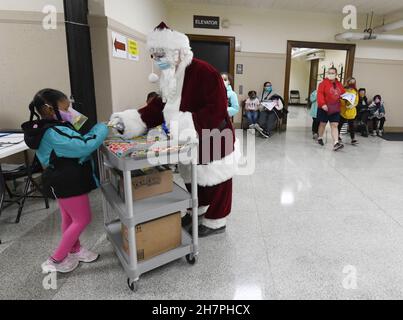 Racine, Wisconsin, États-Unis.24 novembre 2021.LE PÈRE NOËL, connu aussi sous le nom DE ROBBIE BAER, distribue des canes de bonbons, des crayons et des livres de coloriage comme la ville de racine, Wisconsin tient une clinique pour enfants COVID-19 Pfizer au département de santé de la ville mercredi 24 septembre 2021, les écoles ont été fermées pour les vacances de Thanksgiving.Les adultes pourraient également être inoculés.Les résidents adultes et enfants de la ville qui ont reçu leurs premiers coups ont reçu des chèques-cadeaux de 50 $.(Image de crédit : © Mark Hertzberg/ZUMA Press Wire) Banque D'Images