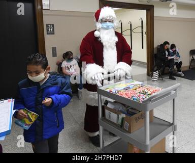 Racine, Wisconsin, États-Unis.24 novembre 2021.LE PÈRE NOËL, connu aussi sous le nom DE ROBBIE BAER, distribue des canes de bonbons, des crayons et des livres de coloriage comme la ville de racine, Wisconsin tient une clinique vaccinale COVID‚-19 pour enfants„ au département de santé de la ville mercredi 24 septembre 2021, les écoles ont été fermées pour les vacances de Thanksgiving.Les adultes pourraient également être inoculés.Les résidents adultes et enfants de la ville qui ont reçu leurs premiers coups ont reçu des chèques-cadeaux de 50 $.(Image de crédit : © Mark Hertzberg/ZUMA Press Wire) Banque D'Images