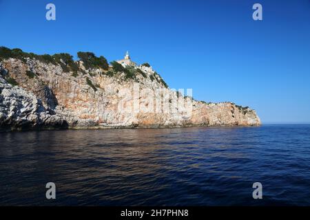 Île inhabitée sur la mer Adriatique.Phare de Susac près de l'île de Lastovo en Croatie. Banque D'Images
