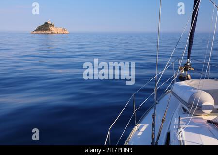Voile à l'île inhabitée sur la mer Adriatique.Phare de Susac près de l'île de Lastovo en Croatie. Banque D'Images