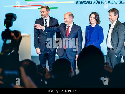 Berlin, Allemagne.24 novembre 2021.Christian Lindner (FDP), OLAF Scholz (SPD), Annalena Baerbock (Buendnis 90 Die Gruenen) et Robert Habeck (Buendnis 90 Die Gruenen) (de gauche à droite) lors de la présentation de l'accord de coalition à Berlin, le 24 novembre 2021.Copyright: Xander Heinl/photothek.de crédit: dpa/Alay Live News Banque D'Images