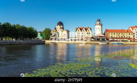 Nouvelle synagogue et village de pêcheurs de Konigsberg à Kaliningrad, en Russie, sur les rives de la rivière Pregolya. Banque D'Images