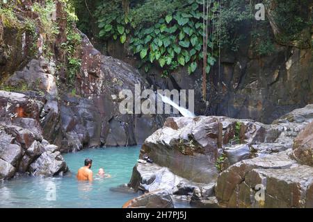 GUADELOUPE, FRANCE - 3 DÉCEMBRE 2019 : les gens visitent Cascade le Sont d'Acomat sur les îles de la Guadeloupe.La Guadeloupe a 650,000 visiteurs annuels. Banque D'Images