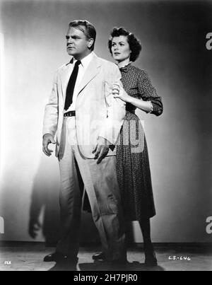 JAMES CAGNEY et BARBARA HALE publicité pose dans Un LION EST DANS LES RUES 1953 réalisateur RAOUL WALSH roman Adria Locke Langley William Cagney Productions / Warner Bros. Banque D'Images