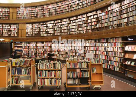 STOCKHOLM, Suède - le 22 août 2018 : personnes visitent le bâtiment arrondi de bibliothèque publique de Stockholm (Stadsbiblioteket). La bibliothèque a été ouverte en 1928. Banque D'Images