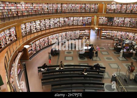 STOCKHOLM, Suède - le 22 août 2018 : personnes visitent le bâtiment arrondi de bibliothèque publique de Stockholm (Stadsbiblioteket). La bibliothèque a été ouverte en 1928. Banque D'Images