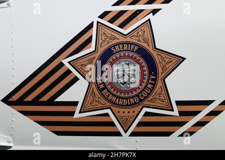 Los Angeles, CA / USA - 13 novembre 2021 : le logo du shérif du comté de San Bernardino est représenté sur un hélicoptère lors d'un spectacle aérien local. Banque D'Images