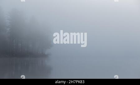 Brouillard sur le lac Cobbossee, Maine Banque D'Images