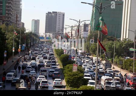 Vue de la circulation Bourrage dû aux travaux de démolition de la tour Nasla sur les directives de la Cour suprême, à Shahrah-e-Faisal à Karachi le mercredi 24 novembre 2021. Banque D'Images