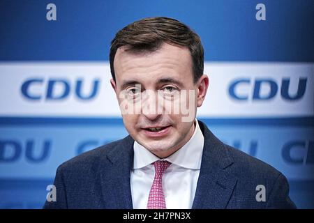 Berlin, Allemagne.24 novembre 2021.Paul Ziemiak, Secrétaire général de la CDU, donne une conférence de presse à la Maison Konrad Adenauer sur la présentation de l'accord de coalition entre le SPD, les Verts et le FDP sur la formation d'un nouveau gouvernement fédéral.Credit: Michael Kappeller/dpa/Alay Live News Banque D'Images