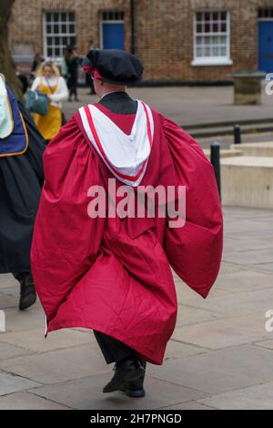 Diplômé de St. John's University dans une robe pourpre fait son chemin à travers les rues de York, Minster pour la cérémonie., York, North Yorkshire, Royaume-Uni. Banque D'Images