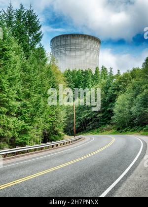 Une autoroute mène à l'une des grandes tours de refroidissement du réacteur nucléaire WPPS près d'Elma, Washington. Banque D'Images
