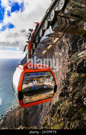 Route du ciel à la plage - téléphérique de montagne Cabo Girao, attraction touristique populaire et de beaux paysages dans l'île de Madère Banque D'Images