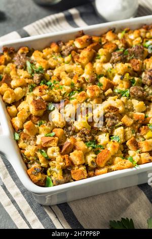 Farce maison de porc de Thanksgiving dans un plat de cocotte Banque D'Images