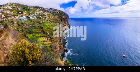 Paysage de l'île de Madère, vue sur les petits villages sur les montagnes rocheuses steppy.Portugal Banque D'Images