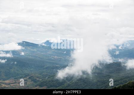 La chaîne de haute montagne est couverte de la plupart du temps nuageux en début de matinée de l'hiver, situé près du parc national thaïlandais., vue de face avec la co Banque D'Images