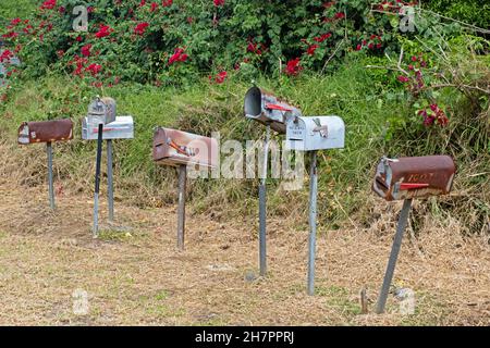 Rangée de boîtes aux lettres rouillées de style américain / boîtes aux lettres / boîtes aux lettres / boîtes aux lettres / boîtes aux lettres sur l'île des Caraïbes Puerto Rico, grandes Antilles Banque D'Images