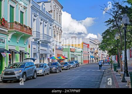 Scène de rue montrant les bâtiments coloniaux espagnols dans le vieux quartier historique de la ville Ponce, le sud de Porto Rico, les grandes Antilles, les Caraïbes Banque D'Images