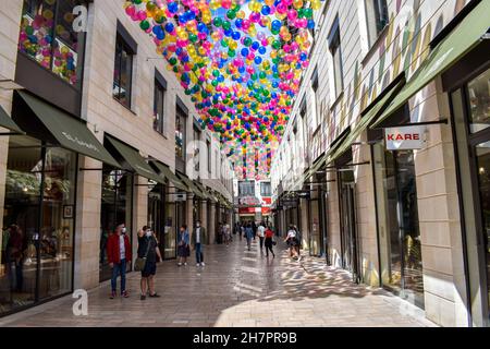 Bordeaux, France - 17 septembre 2021 : promenade Sainte Catherine, centre commercial unique au centre de la ville française.Les gens qui marchent dans les boutiques Banque D'Images