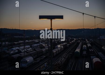 Panorama crépuscule du chantier de commutation à Hagen Vorhalle, Allemagne. Plusieurs trains de marchandises et wagons sont sur les rails. Banque D'Images