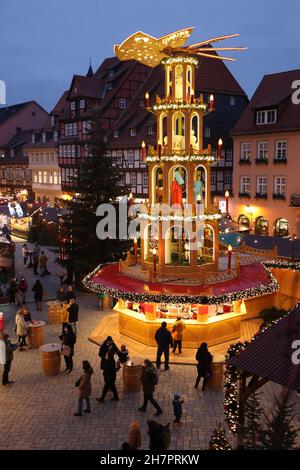 Quedlinburg, Allemagne.24 novembre 2021.Une pyramide se trouve sur la place du marché de Noël.Aujourd'hui, mercredi, le marché de Noël dans le centre-ville a ouvert dans la ville de l'Avent.Avec des réglementations élevées et un schéma 2G, le marché peut désormais ouvrir quotidiennement.A partir de 1.12. Une réglementation 2G plus doit entrer en vigueur.Credit: Matthias Bein/dpa-Zentralbild/ZB/dpa/Alay Live News Banque D'Images