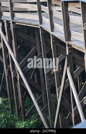 Des poutres et des pilotis soutiennent une passerelle en bois surélevée. Banque D'Images