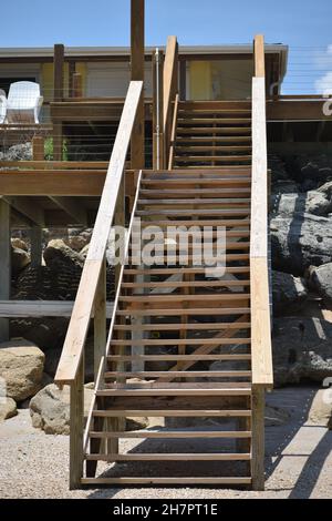 Long escalier en bois de la plage de sable. Banque D'Images