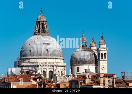 Vue rapprochée des dômes de la Basilique de Santa Maria della Salute, Venise, Italie Banque D'Images
