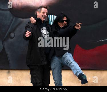 Cheltenham, Royaume-Uni.24 novembre 2021.Le leader Jaz Coleman visite le High Street car Park de Cheltenham pour voir le portrait mural de l'artiste Andy 'Dice' Davies' Credit: Pathos Images/Alamy Live News Banque D'Images