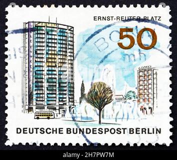 ALLEMAGNE - VERS 1965: Un timbre imprimé en Allemagne, Berlin montre Ernst Reuter Square, Berlin, vers 1965 Banque D'Images