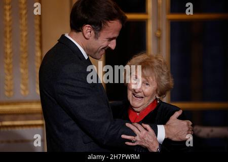 Le Président français Emmanuel Macron (L) décerne la Médaille d'honneur à l'écrivain acadien Antonine Maillet (R) au Palais de l'Elysée à Paris, France, le 24 novembre 2021.Photo de Yoan Valat/Pool/ABACAPRESS.COM Banque D'Images