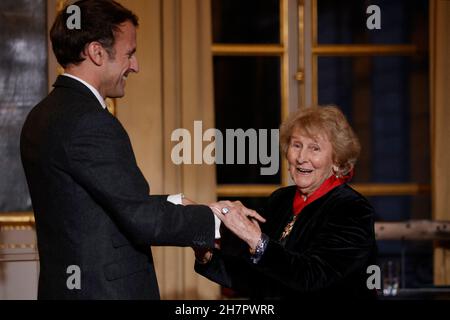 Le Président français Emmanuel Macron (L) décerne la Médaille d'honneur à l'écrivain acadien Antonine Maillet (R) au Palais de l'Elysée à Paris, France, le 24 novembre 2021.Photo de Yoan Valat/Pool/ABACAPRESS.COM Banque D'Images