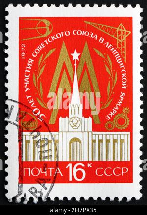 RUSSIE - VERS 1972: Un timbre imprimé en Russie montre l'emblème de la foire de Leipzig et le Pavillon soviétique, 50ème anniversaire de la participation de l'URSS, c Banque D'Images