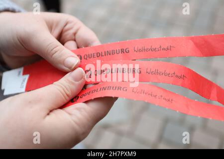 Quedlinburg, Allemagne.24 novembre 2021.Les visiteurs du marché de Noël reçoivent un bracelet d'entrée.Aujourd'hui, mercredi, le marché de Noël dans le centre-ville a ouvert dans la ville de l'Avent.Avec des exigences élevées et une réglementation 2G, le marché peut maintenant ouvrir quotidiennement.A partir de 1.12. Une réglementation 2G plus doit entrer en vigueur.Credit: Matthias Bein/dpa-Zentralbild/ZB/dpa/Alay Live News Banque D'Images