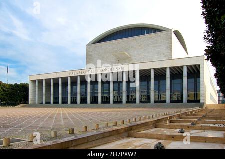 Rome - Italie - quartier EUR, Palazzo dei Congressi, conçu par Adalberto Libera et inauguré en 1954. Banque D'Images