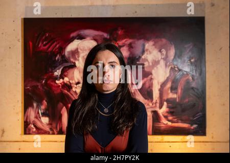 Londres, Royaume-Uni.24 novembre 2021.Lily Macrae, une artiste écossaise émergente, pose avec son œuvre 'Drinkers, après le triomphe de Bacchus par Diego Velazquez', 2021, à l'avant-première de 'tout ce qui reste', son exposition solo inaugurale à Londres sur la place Cavendish 14, dans le West End.Ses tableaux sont inspirés par les maîtres de l'histoire de l'art du Caravage à Rubens.Credit: Stephen Chung / Alamy Live News Banque D'Images