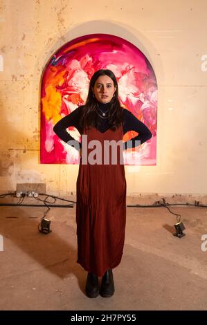 Londres, Royaume-Uni.24 novembre 2021.Lily Macrae, une artiste écossaise émergente pose avec son œuvre 'au victor, les butins', 2020, à la prévisualisation de 'tout ce qui reste', son exposition solo inaugurale à Londres sur l'atmosphère 14 Cavendish Square dans le West End.Ses tableaux sont inspirés par les maîtres de l'histoire de l'art du Caravage à Rubens.Credit: Stephen Chung / Alamy Live News Banque D'Images