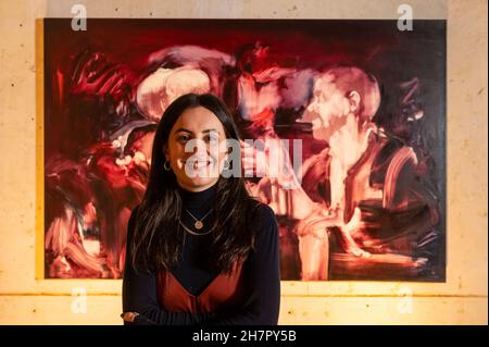 Londres, Royaume-Uni.24 novembre 2021.Lily Macrae, une artiste écossaise émergente, pose avec son œuvre 'Drinkers, après le triomphe de Bacchus par Diego Velazquez', 2021, à l'avant-première de 'tout ce qui reste', son exposition solo inaugurale à Londres sur la place Cavendish 14, dans le West End.Ses tableaux sont inspirés par les maîtres de l'histoire de l'art du Caravage à Rubens.Credit: Stephen Chung / Alamy Live News Banque D'Images