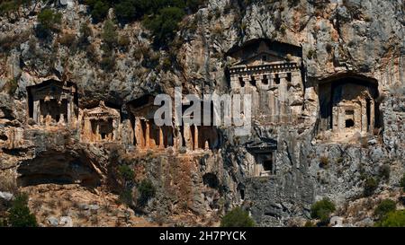 Tombeaux de roche de roi dans l'ancienne ville de Kaunos.Dalyan près de la plage d'Iztuzu, qui est la zone de frai de Caretta Caretta.Caunos et la ville ancienne Lycienne. Banque D'Images