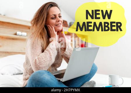Affiche indiquant le nouveau membre.Approche d'entreprise recrutement d'un employé à l'entreprise ou à l'équipe naissance d'un enfant frais Internet décontracté surf, étudiant recherche Banque D'Images