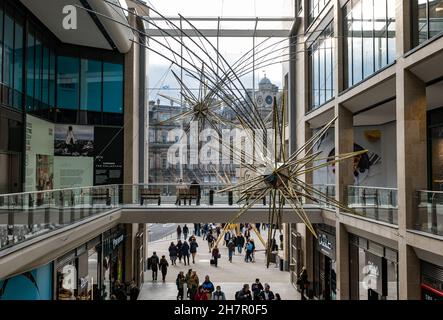 Vue intérieure du nouveau centre commercial St James Quarter avec décoration étoile de Noël, Édimbourg, Écosse, Royaume-Uni Banque D'Images