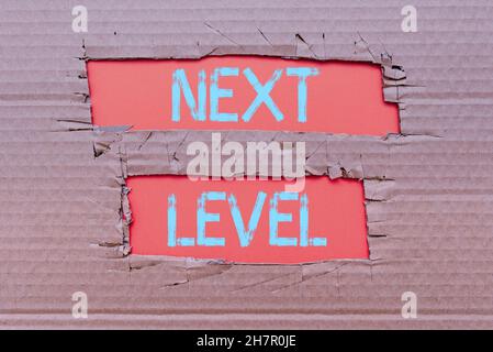 Texte d'écriture niveau suivant.Mot écrit sur avoir plus d'un étage et se référant à après la formation actuelle de nouvelles pensées découvrir des idées fraîches Banque D'Images