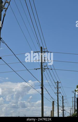 Les lignes électriques se coupent à des angles différents à travers l'horizon. Banque D'Images