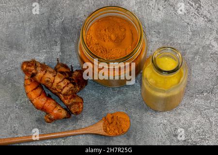Une vue en grand angle de la racine curcuma, de la poudre et du lait Banque D'Images