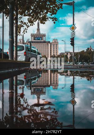 BUCAREST, ROUMANIE - 29 août 2021 : un cliché vertical de réflexion de la Maison de la presse libre à Bucarest. Banque D'Images