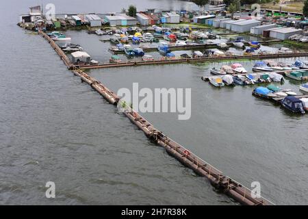 DNIPRO, UKRAINE - 25 septembre 2021 : vue aérienne de la station de bateau par une journée nuageux.Dnipro, Ukraine Banque D'Images